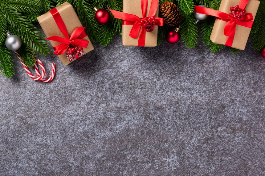圣诞背景顶视图边绿松锥Fir树枝带有Xmas装饰和礼品盒放在混凝土桌背景上有文本复制空间新年快乐日概念图片