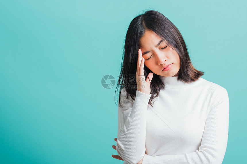 年轻美丽的亚洲女子手牵到寺庙头痛严重图片