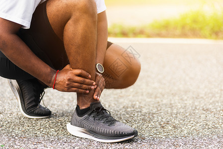 在户外街头健康公园跑时脚踝扭曲在户外街头健康公园脚踝骨折健康锻炼导致受伤背景图片