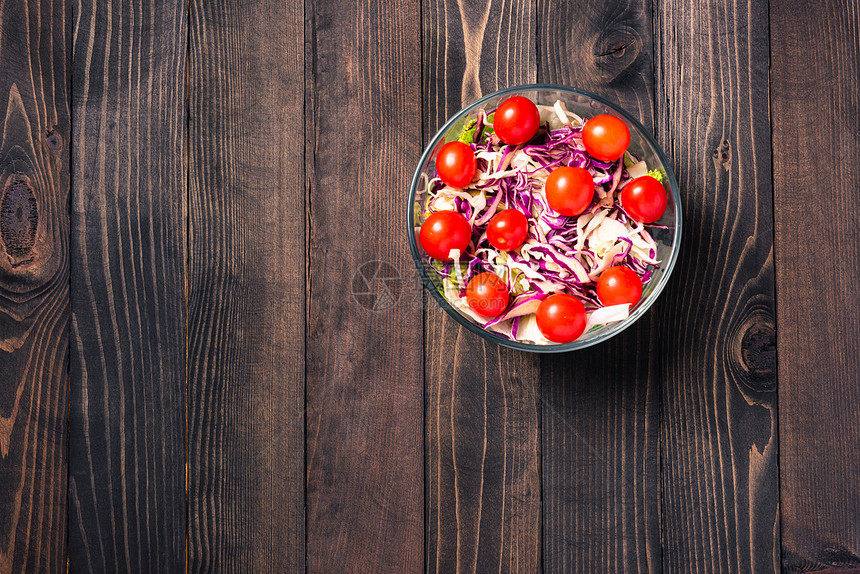 健康多彩色沙拉碗的顶端景色西红柿新鲜混合蔬菜黑木背景盘中的蔬健康沙拉零食概念图片