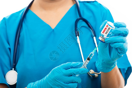 穿蓝色制服的医疗人员展示新冠疫苗图片