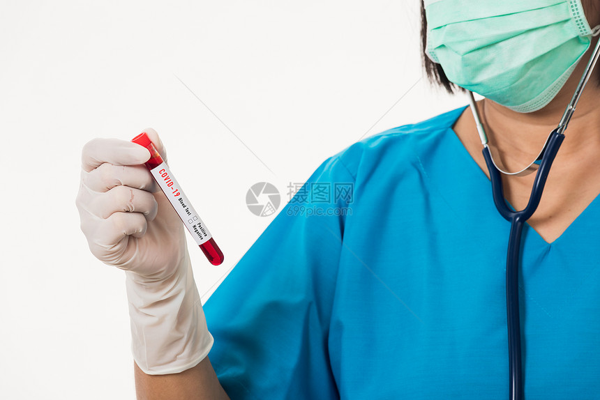 穿蓝制服护士在实验室内戴面具持有试管样本并戴面具在化验室内新冠血样分析白底孤立的药物COVID19流行病爆发概念图片