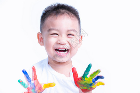 快乐的年幼小孩在教育艺术上微笑图片