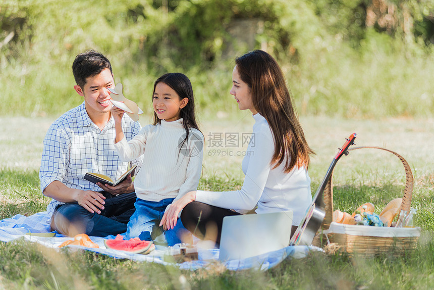 一家三口在户外野餐图片