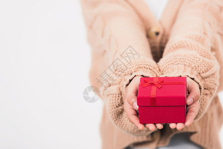女孩手拿着礼品盒背景图片