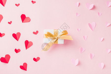 礼物盒矢量情人节的背景白礼物盒明信片和纸质飞翔元素的红心在粉背景爱的象征上切开贺卡快乐的母亲情人节概念背景