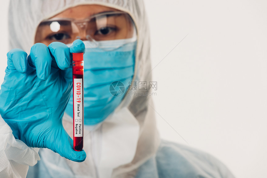 个人防护设备制服中医学科家在院实验室中佩戴蒙面罩在科罗纳试管新冠测试血液样本以分析白CCOVID19流行病爆发概念孤立于白COV图片