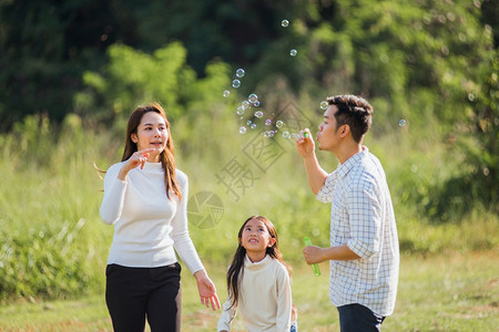 亚洲家庭快乐生活方式母亲父和可爱的小女孩一起玩得开心享受户外游乐图片