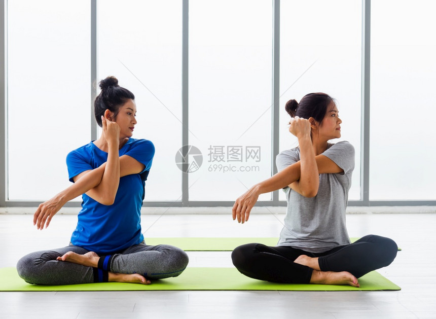 两个亚洲有体育吸引力的女子一起上瑜伽课在健身的GYM年青和长女在瑜伽班上做运动健康生活方式图片