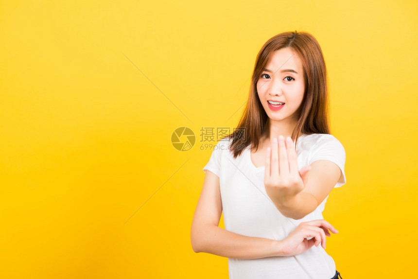 亚洲快乐肖像美丽的可爱年轻女孩站着时装笑脸穿白色T恤衫图片