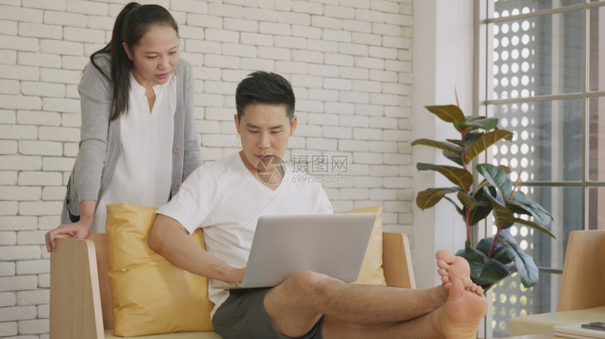 亚洲夫妇妻一起工作并使用笔记本电脑分析财务讨论图片