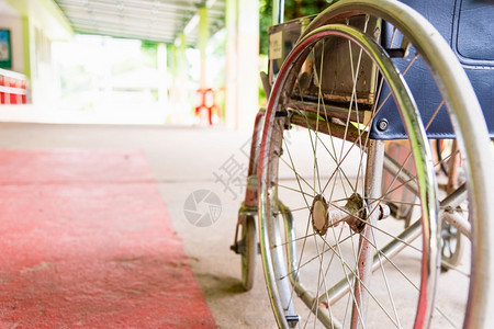 医院的空轮椅停在医院等候实际病人服务医疗护理概念图片