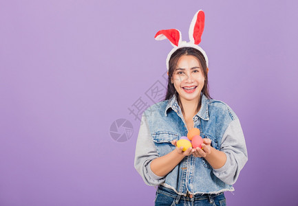 紫色背景复活节装扮的女生图片