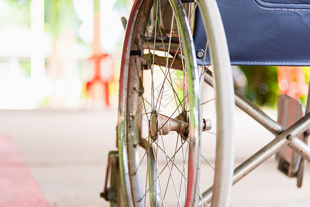 医院的空轮椅停在医院等候实际病人服务医疗护理概念图片