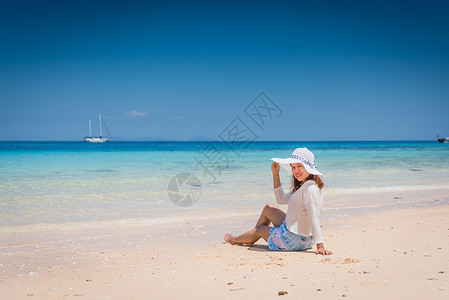 快乐的年轻女子在泰国沙滩享受轻松暑假图片