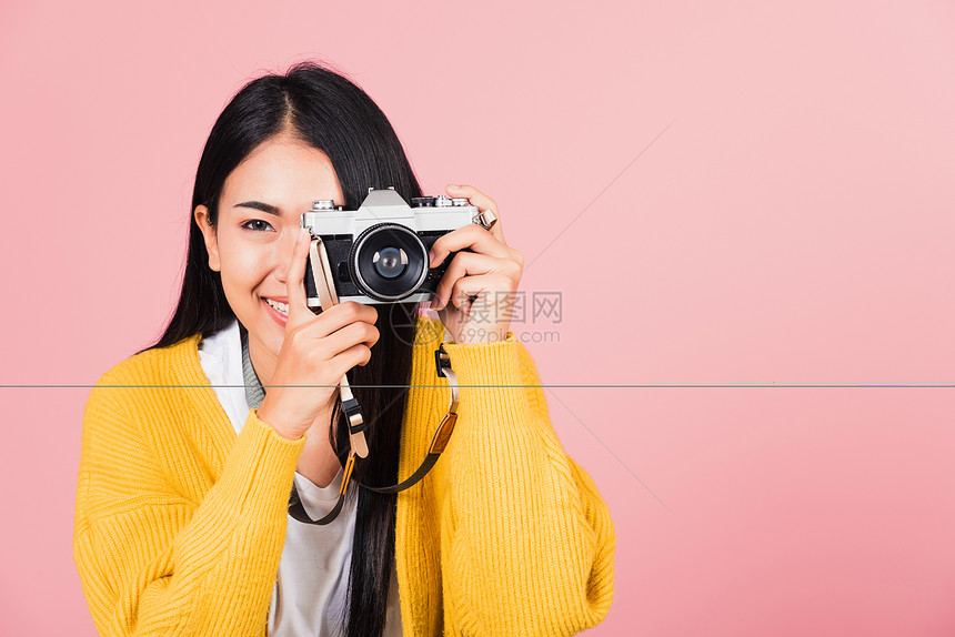充满魅力的活亚洲快乐肖像美丽的年轻女士微笑着摄影师拍照图片