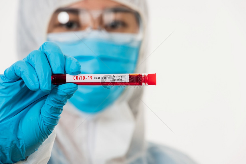 个人防护设备制服中医学科家在院实验室中佩戴蒙面罩在科罗纳试管新冠测试血液样本以分析白CCOVID19流行病爆发概念孤立于白COV图片