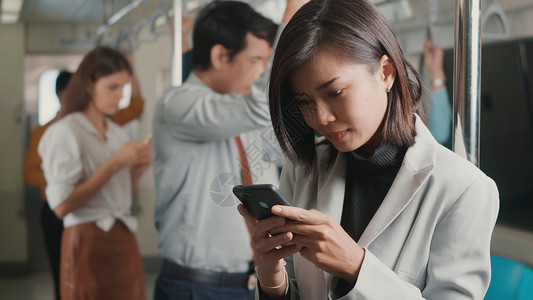 早上在班时站地铁列车上的男女商人和使用智能手机聊天社交媒体人员通概念图片