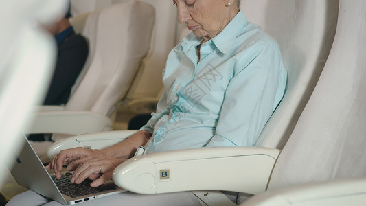 乘客在机舱内使用笔记本电脑图片