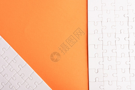 平面纸白拼图游戏的顶端视平面以橙色背景为底板的游戏纹理测试计算概念图片