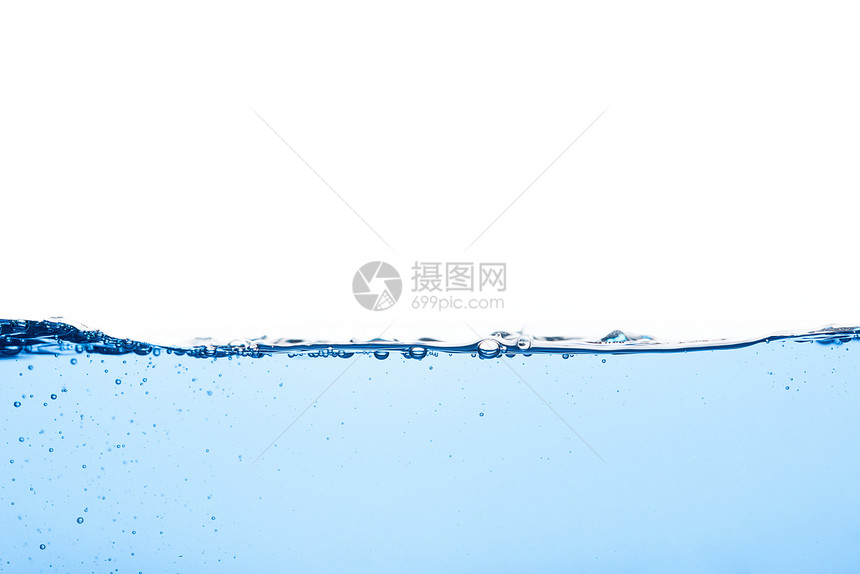 液态上抽象的干净流程波纹表面浅蓝色水浪带有气泡和一点水下喷溅制片厂拍摄孤立在白色背景上图片