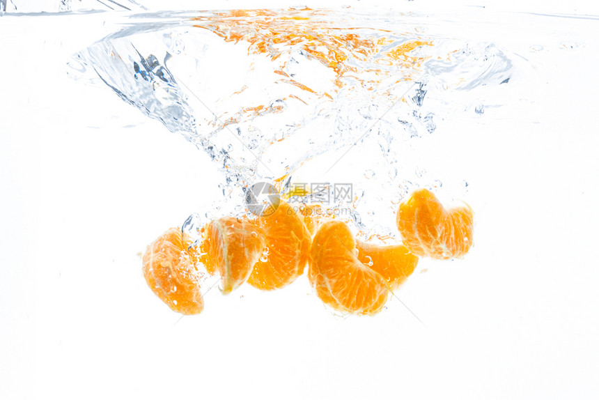 将孤立的橙子落到水中在白底孤立的水中切橙子果健康概念在白底孤立的水中切橙子果图片