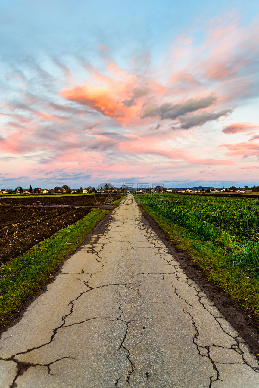 日落在田野和奥地利村庄上天空和云彩飞艳多奥地利的乡村公路日落在村庄上天空飞艳图片