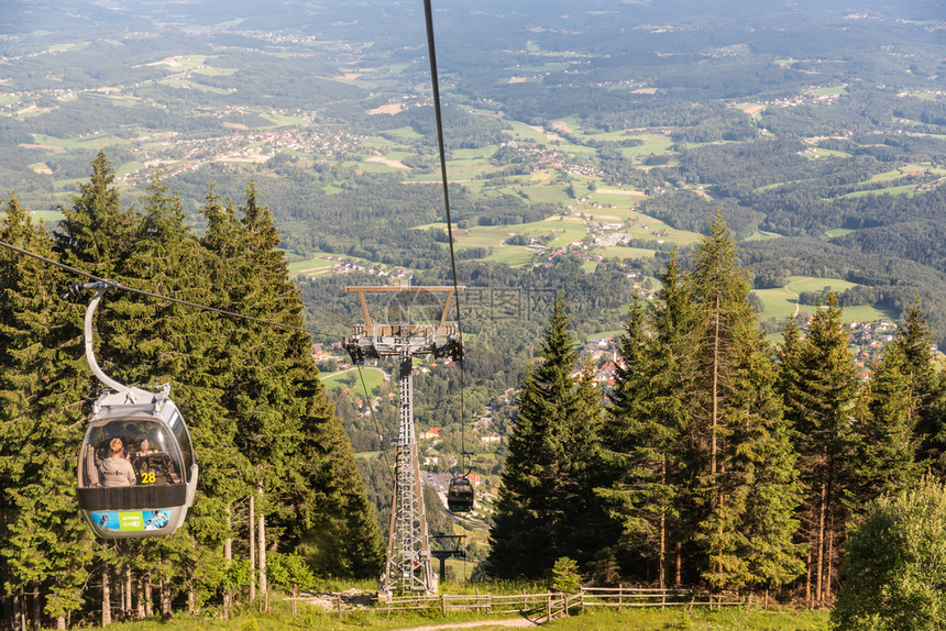 Gondola电梯在奥地利的Schockl格拉茨上方的路查看Gondola电梯在Schockl格拉茨上方的路查看图片
