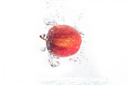 苹果掉进水里喷出花高清图片