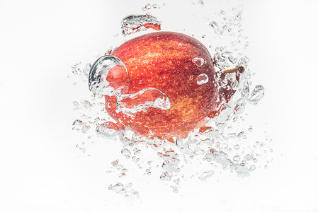 苹果掉入水中喷着大量气泡图片