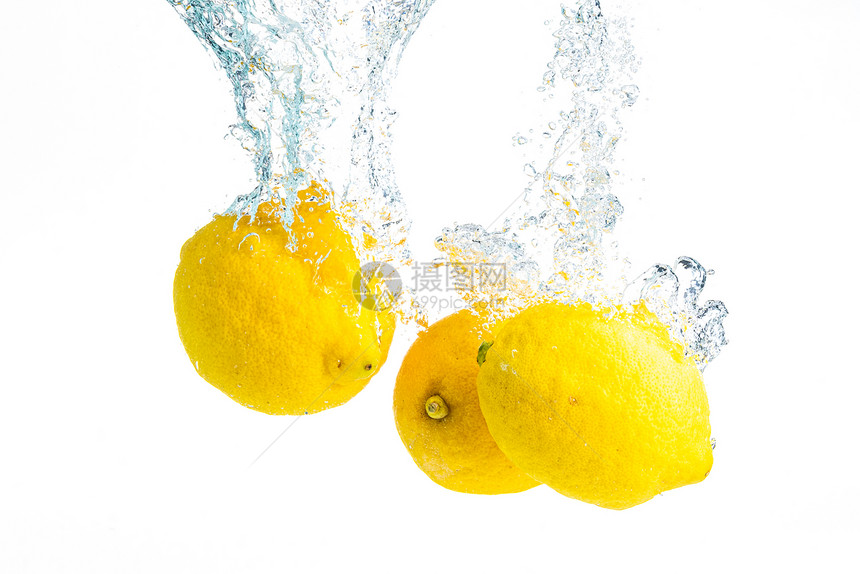 柠檬喷入水中沉白底美味健康的食物沉入白底图片