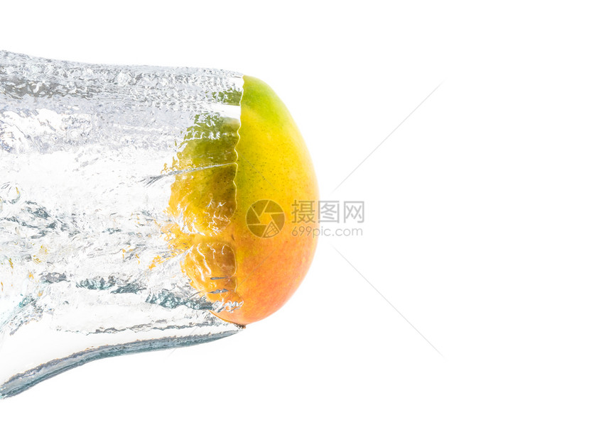 芒果喷洒到水中在白色背景上被孤立滑动路径复制空间芒果喷洒到水中在白色背景上被隔离图片