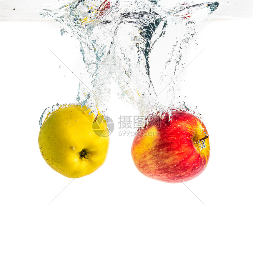 导致水流和与白色背景的气泡一起沉没苹果健康食品苹果导致水流和白色背景的气泡一起沉没图片
