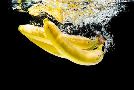 新鲜香蕉在黑色背景下喷入水中健康食物图片