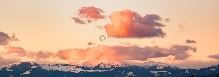 Styrianalps覆盖着雪景图片