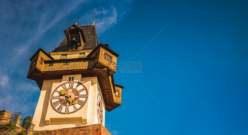 奥地利格拉茨20年3月1日奥地利施蒂里亚州格拉茨市景区Uhrturm地标与蓝色天空相对的时钟台奥地利施蒂里亚州格拉茨市景区Uhr图片