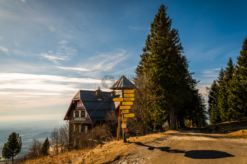 奥地利施蒂里亚州舒克尔山1203阿尔卑斯山小木屋和餐馆夏季在格拉兹附近山顶的舒克尔头名为斯图本堡春季在格拉兹附近山顶的阿尔卑斯小图片
