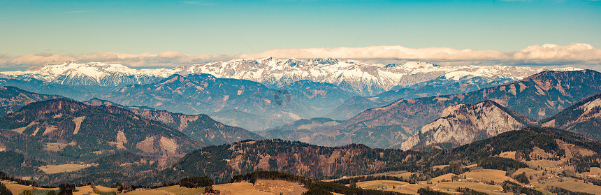 从格拉茨的Shockl山通往顶端的道路格拉茨施蒂里亚的旅游景点奥地利的格拉茨Shockl山的全景格拉茨施蒂里亚的旅游景点图片