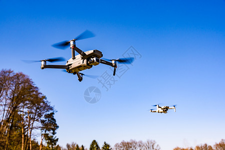 两架无人飞机在执行任务图片