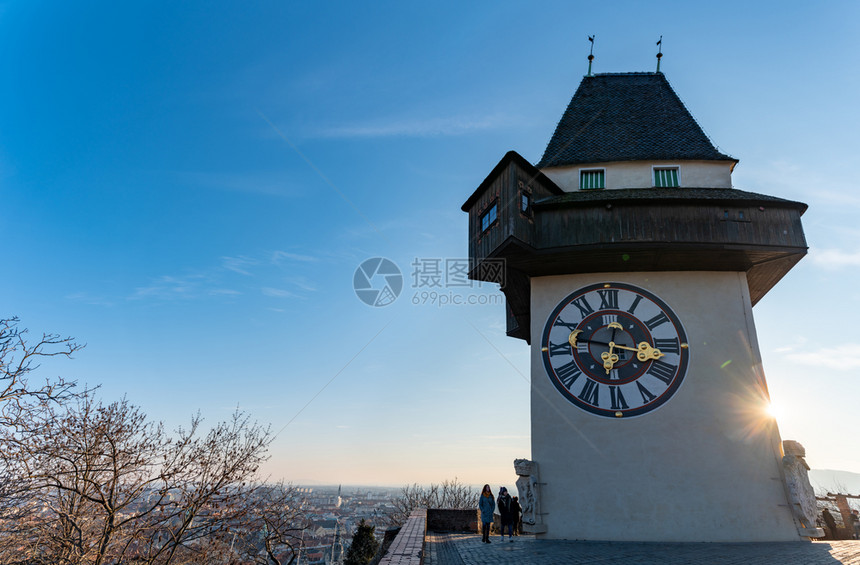 格拉茨奥地利施蒂里亚2019在蓝天的时钟塔上查看全景与人们一起在冬天全景向左复制空间在冬天的蓝格拉茨时钟塔上查看图片