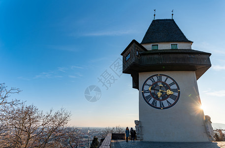塔穆尔格拉茨奥地利施蒂里亚2019在蓝天的时钟塔上查看全景与人们一起在冬天全景向左复制空间在冬天的蓝格拉茨时钟塔上查看背景