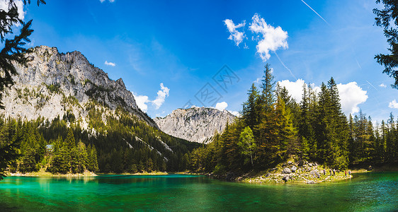 阿尔卑斯山湖全景称为绿GrunerSee访问旅游目的地方奥利施蒂里亚的Sunny夏季日奥地利施蒂里亚绿湖全景访问旅游目的地Gru背景图片