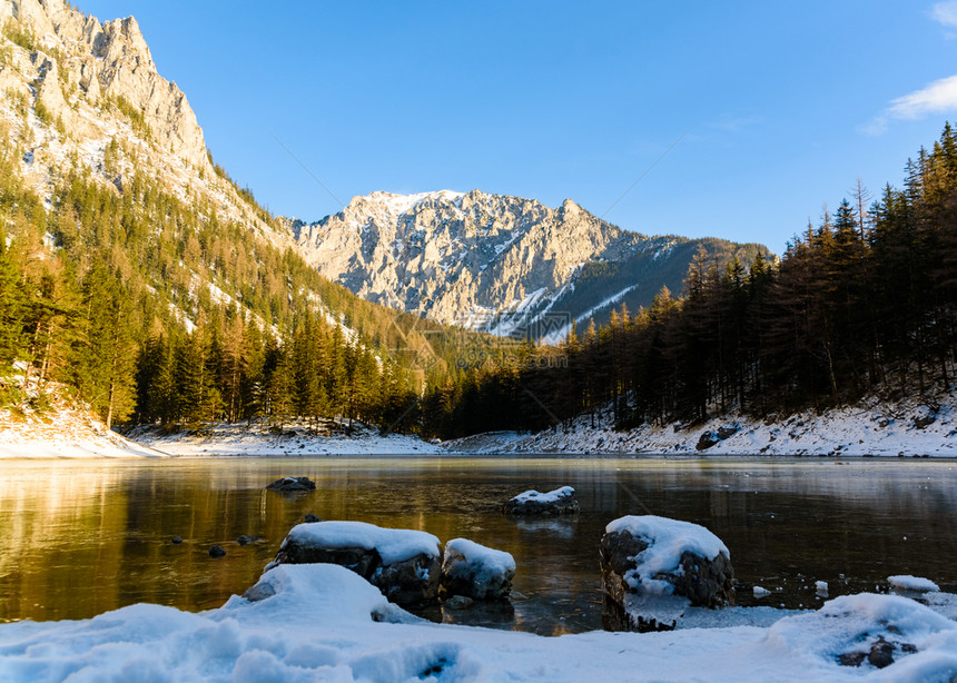 旅游目的地格鲁纳湖冬季见特拉戈斯旅游点位于霍希瓦布的石灰阿尔卑斯奥地利施蒂里亚著名的绿湖和平山景旅游目的地格鲁纳湖冬季见图片