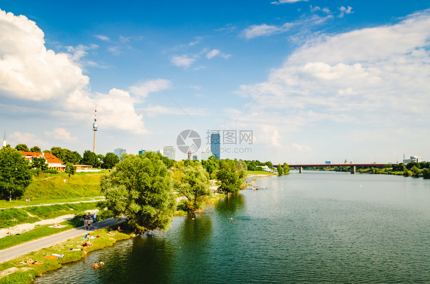 2013年7月9日夏季在多瑙河中游泳的人多瑙河岛观光旅游目的地维也纳多瑙河岛观光维也纳图片