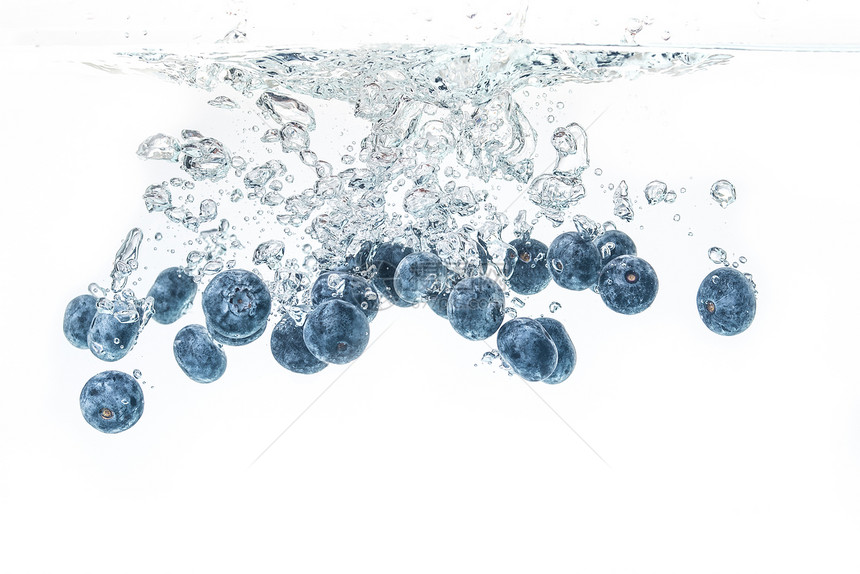 蓝莓随着气泡冲入水晶清图片