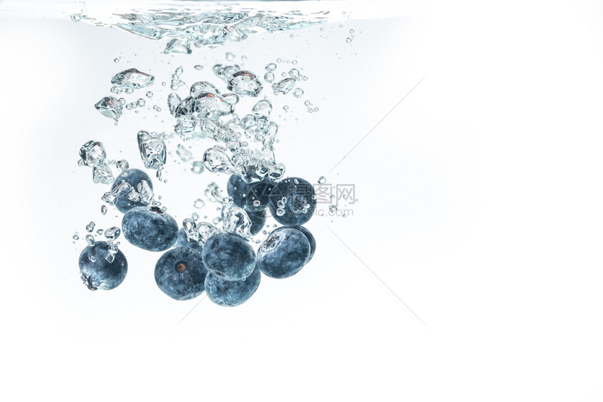 一群蓝莓冲入水晶清澈的中沉在下空气泡背景图片