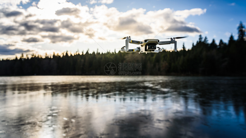 无人机在湖面上飞行图片