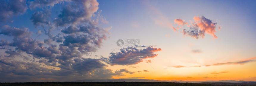 天空全景橙蓝和紫色的日落颜彩多的天空背景色彩多的观橙蓝色和紫的日落天空背景图片