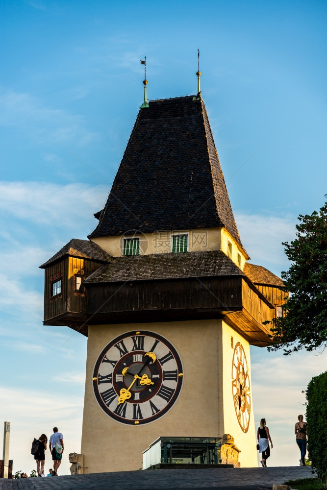 格拉茨奥地利1708219在著名的时钟塔Uhrturm观看施洛斯堡山丘旅游者经过目的地参观施洛斯堡山丘图片