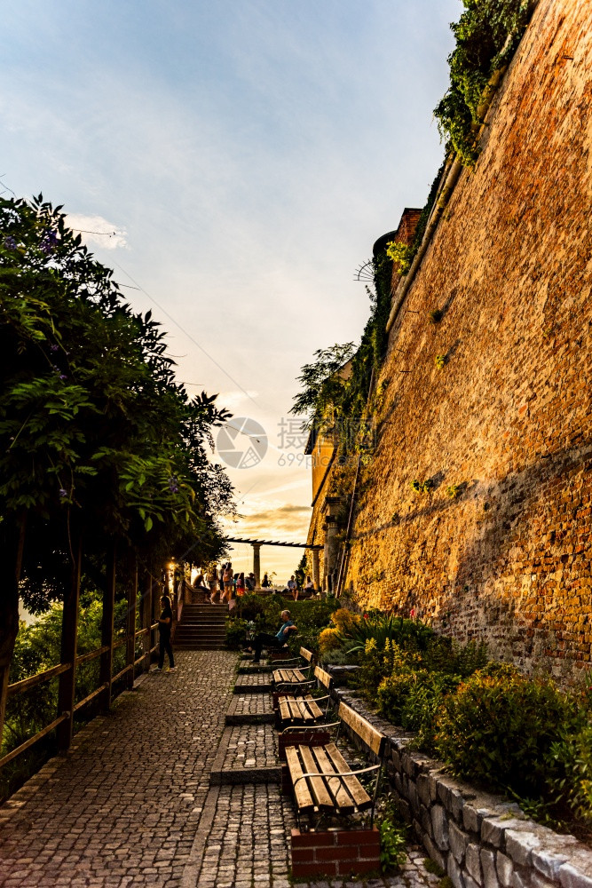 格拉茨奥地利格拉茨2019年8月7日在著名的城堡见史洛斯山丘和长凳夏季日落时在格拉茨市上空旅行目的地在著名城堡见施洛斯山和游客夏图片